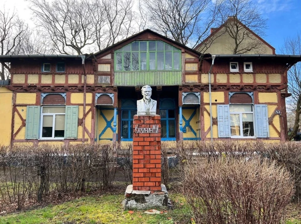 Перед зданием стоит бюст Калинина, который сделал это место еще более знаменитым.