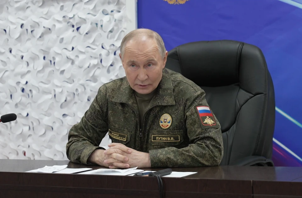 Владимир Путин появился на совещании в военной форме. Фото: скриншот из видео пресс-службы Кремля