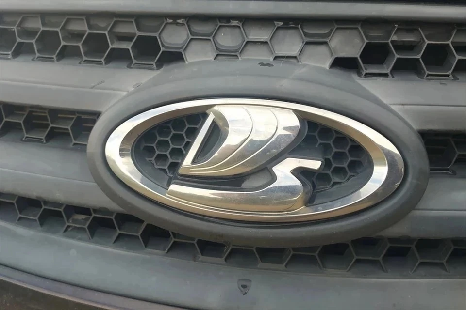 «АвтоВАЗ» прогнозирует падение продаж Lada в России на 23% в 2025 году