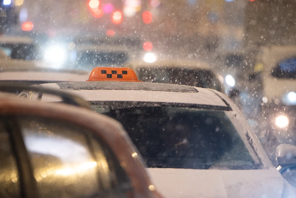 В Комсомольском районе пьяный мужчина угнал машину такси и попал в аварию