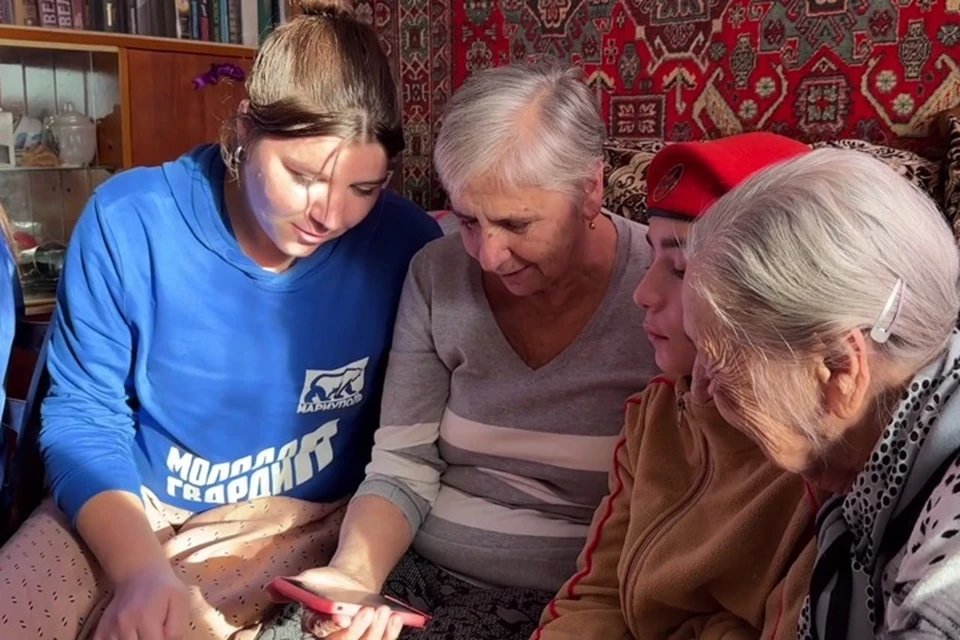 Активисты навестили ветерана Великой Отечественной войны в Мариуполе. Фото: «Молодая Гвардия» Мариуполь