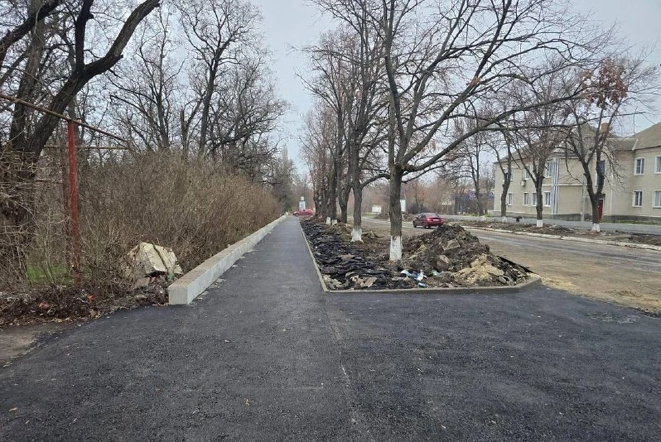 Специалисты уже завершили укладку бордюров на пешеходных зонах, брусчатки и заасфальтировали часть улицы Ленина. Фото: Минтранс ДНР