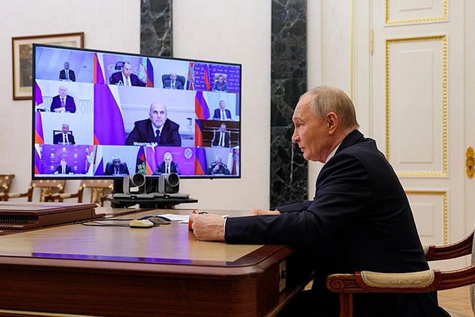 Владимир Путин в Кремле провёл по видеосвязи оперативное совещание с постоянными членами Совета Безопасности.