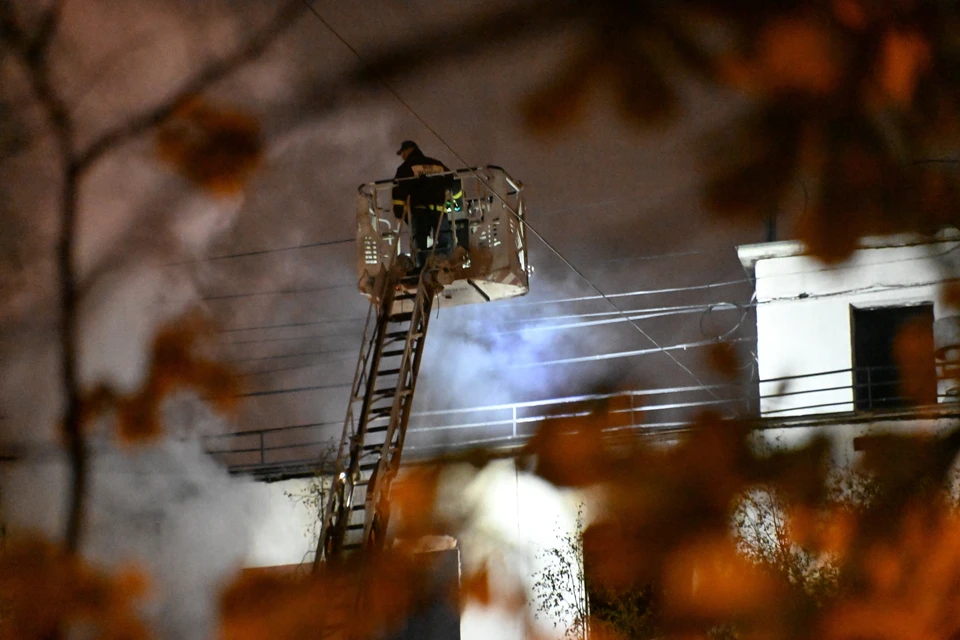 Одноэтажный деревянный дом загорелся на севере Москвы, есть пострадавший