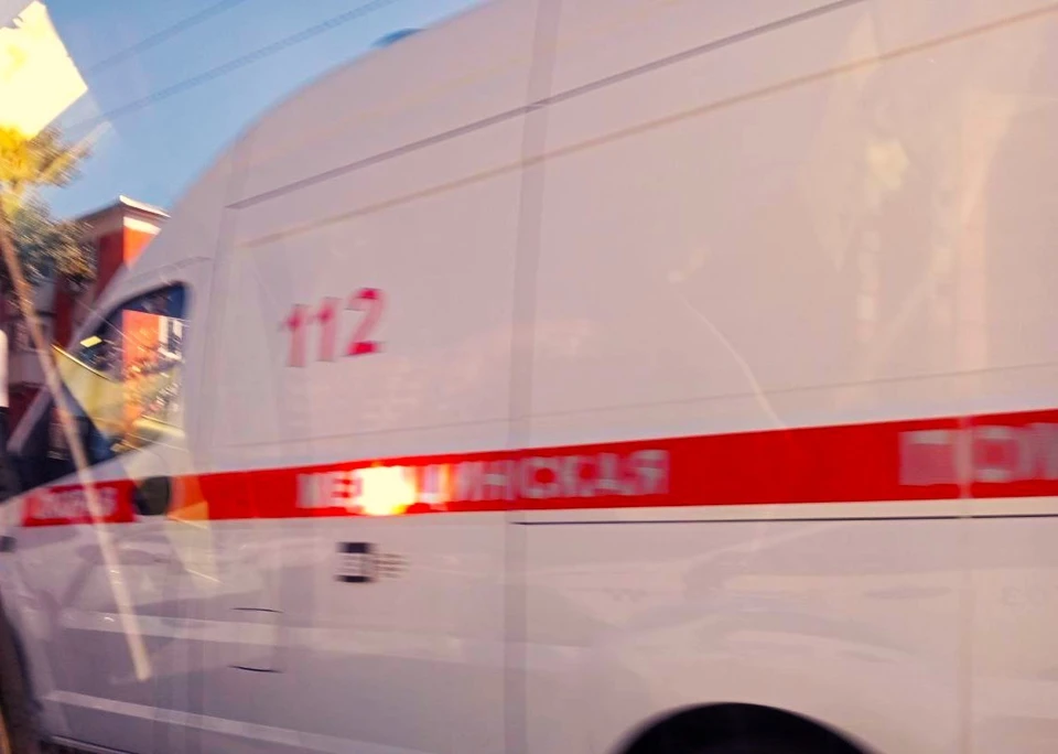 Врачи оказывают пострадавшим необходимую помощь