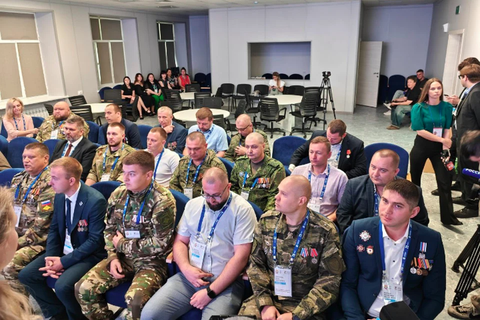 Участники проекта "Герои Луганщины" на лекциях.