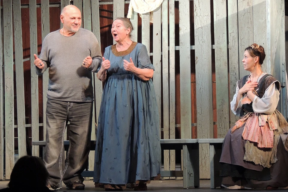 Сергей Газаров репетирует с артистами спектакль «Женитьба Бальзаминова».