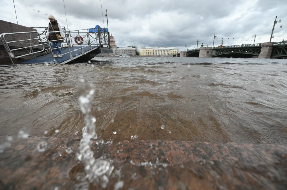 Повышение уровня воды в Неве возможно из-за циклона 23 ноября.