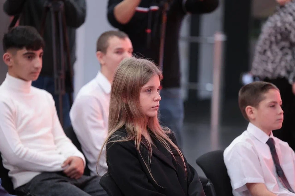 В Ростове чествовали детей, спасших людей в экстремальной ситуации. Фото: телеграм-канал Юрия Слюсаря.