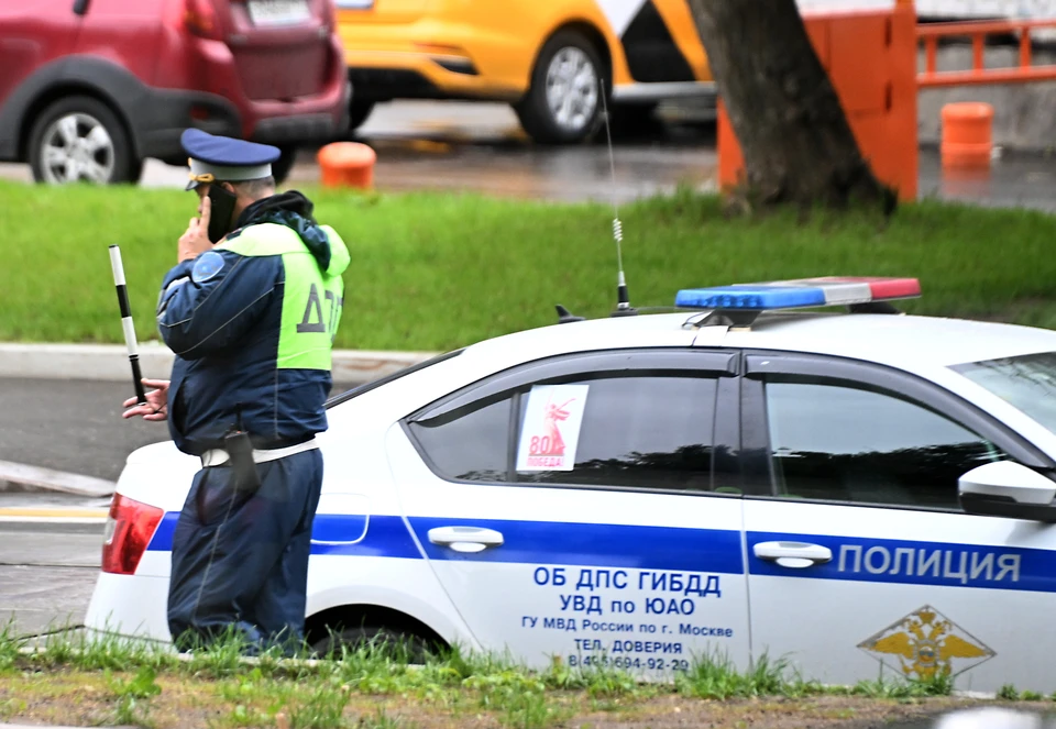 Сотрудники полиции устанавливают детали аварии.