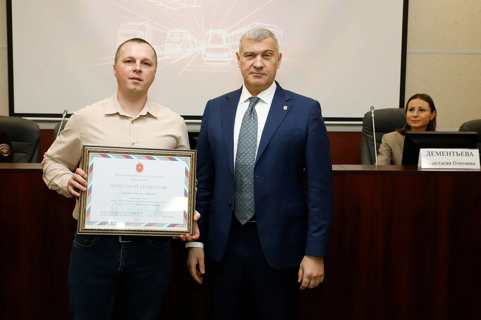 Почетную грамоту правительства Тульской области Денису Кашулкину вручил заместитель председателя Правительства Тульской области Родион Дудник.