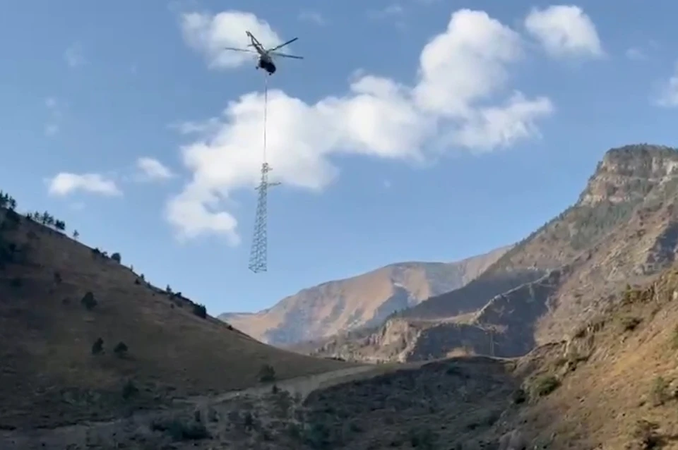 Для оперативного выполнения работ в труднодоступной горно-лесистой местности задействован вертолет Ми-8. Фото: rossetisk.ru