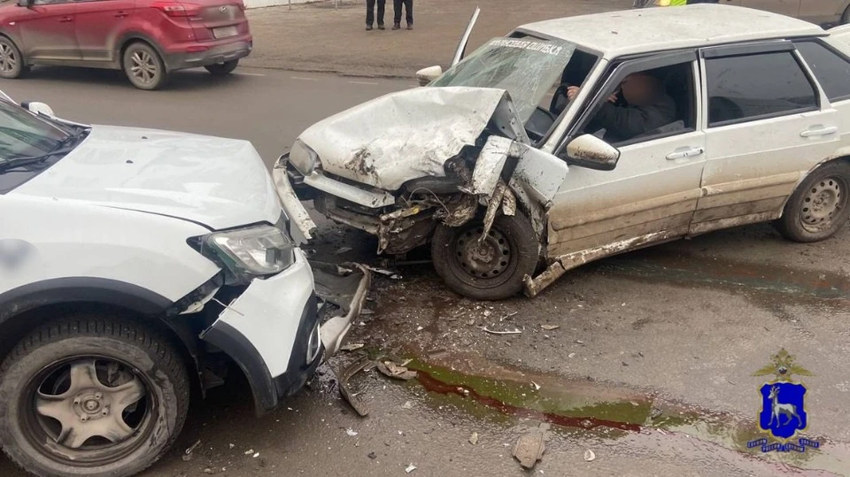 Водитель не справился с управлением и наехал на бордюр, а поом его отбросило на встречку