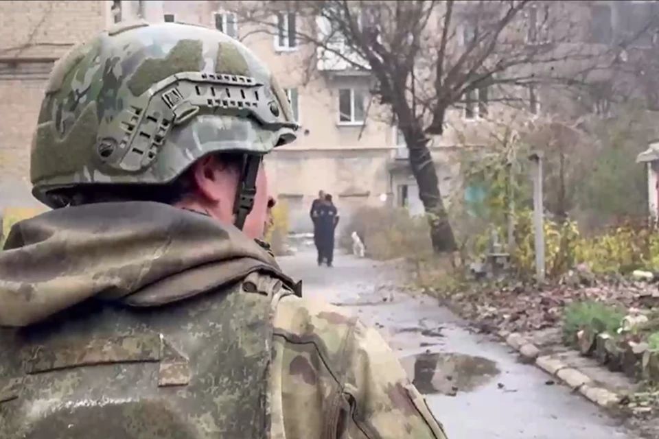 Бойцы ВС РФ продолжают помогать мирным жителям Красноармейска. Фото: Минобороны России