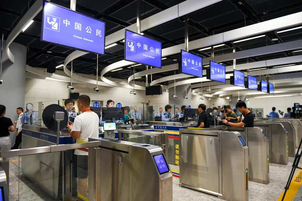 Женщина пыталась пронести под юбкой 229 живых рыб на таможне в Гонконге