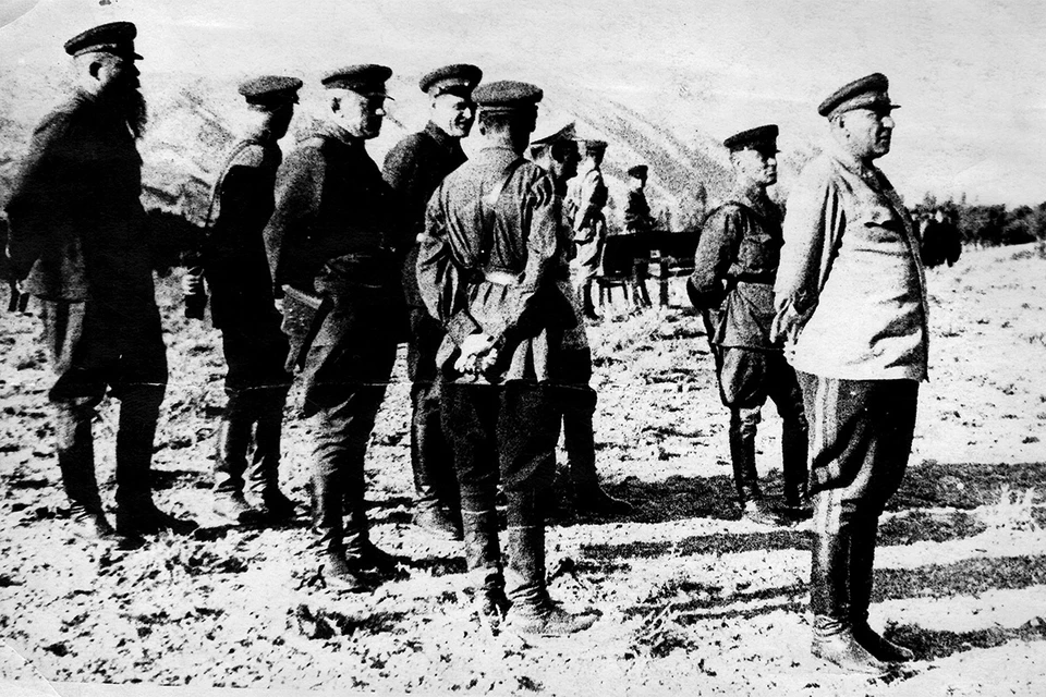 Командование Среднеазиатского военного округа накануне ввода советских войск в Иран. Фото из книги.