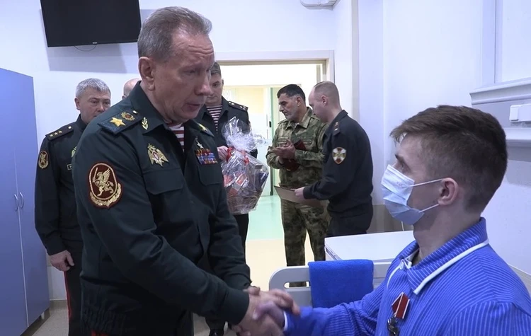 Виктор Золотов вручил награды раненым военнослужащим