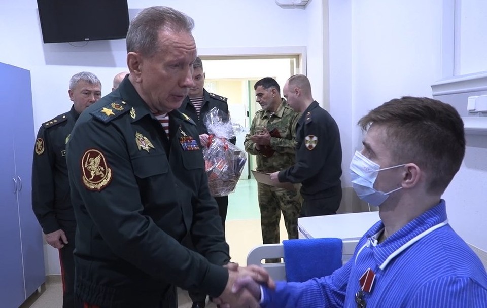 Виктор Золотов вручил награды раненым военнослужащим