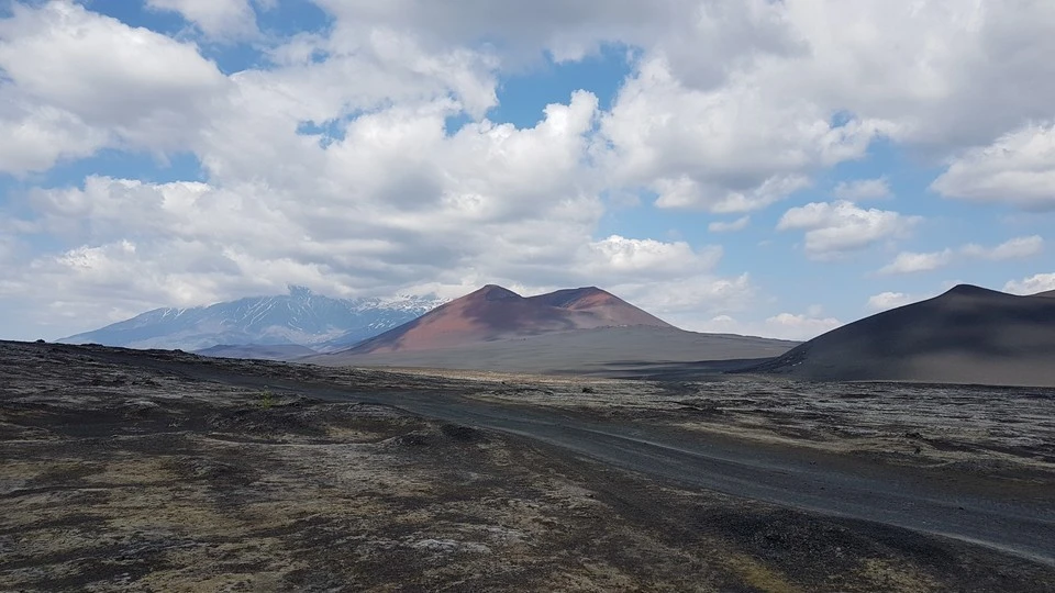На Камчатке вулкан Безымянный выбросил столб пепла на высоту 5,5 км