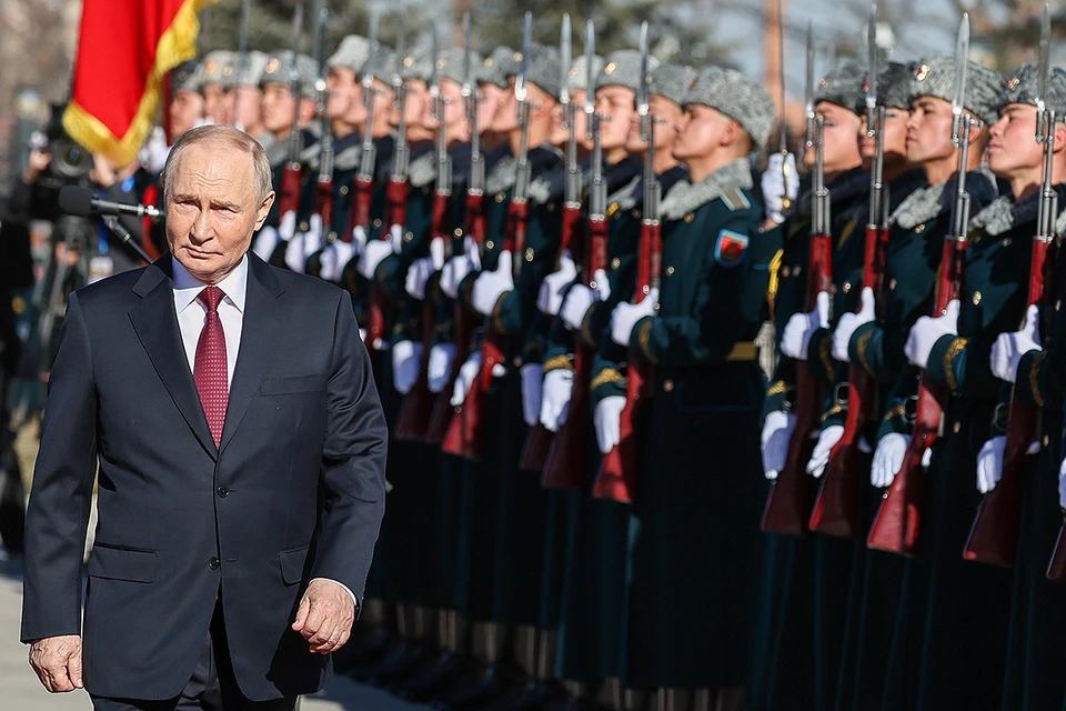 Президент РФ Владимир Путин у правительственной резиденции "Ынтымак Ордо" в Бишкеке. Фото: Александр Казаков/пресс-служба президента РФ/ТАСС