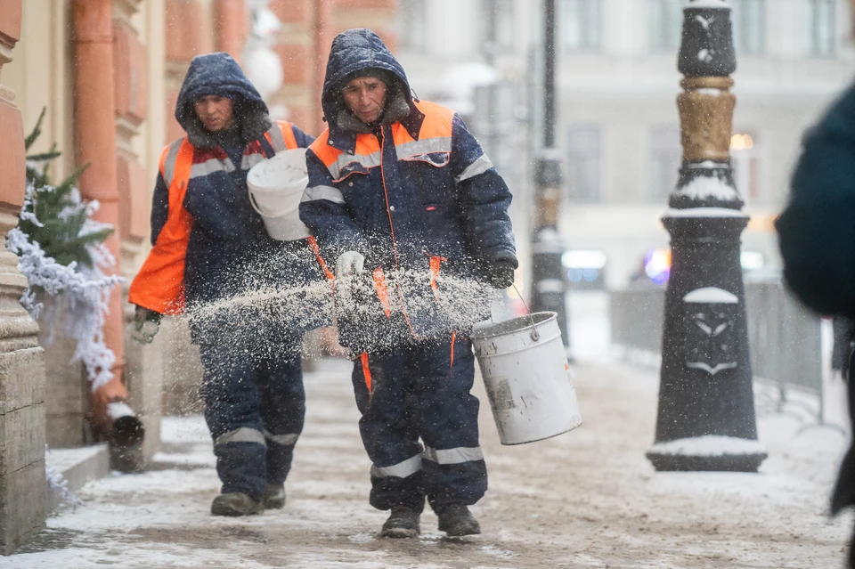 Когда ночью подмораживает, а днем теплеет, дороги и тротуары покрываются коркой льда.
