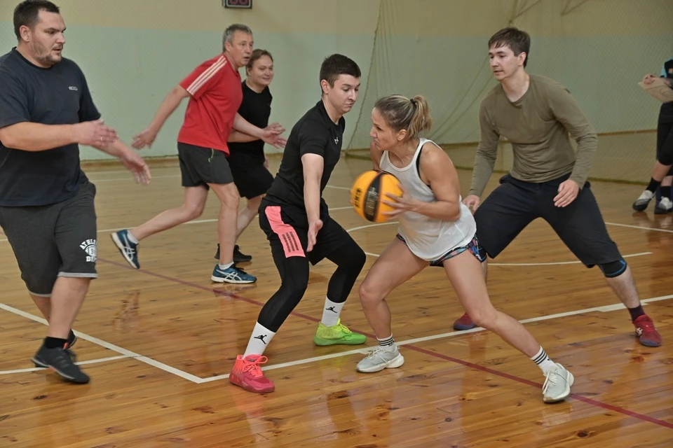 В первенстве приняли приняли участие смешанные команды - женщины играли наравне с мужчинами.