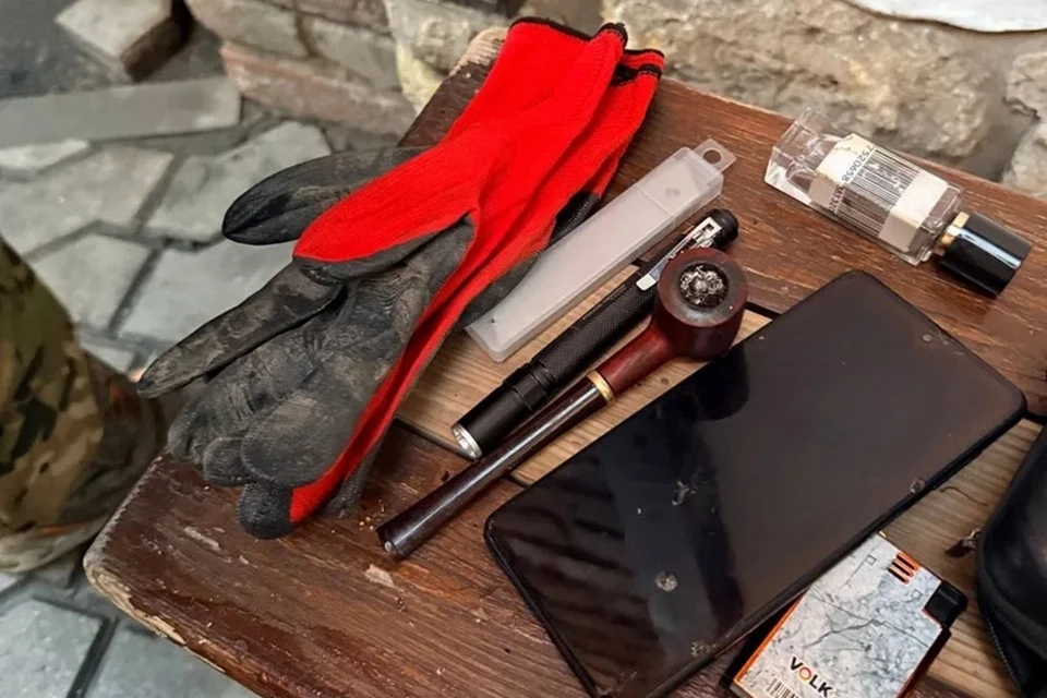 Под одним из банков Мариуполя росгвардейцы задержали воров телефонного кабеля. Фото: Росгвардия