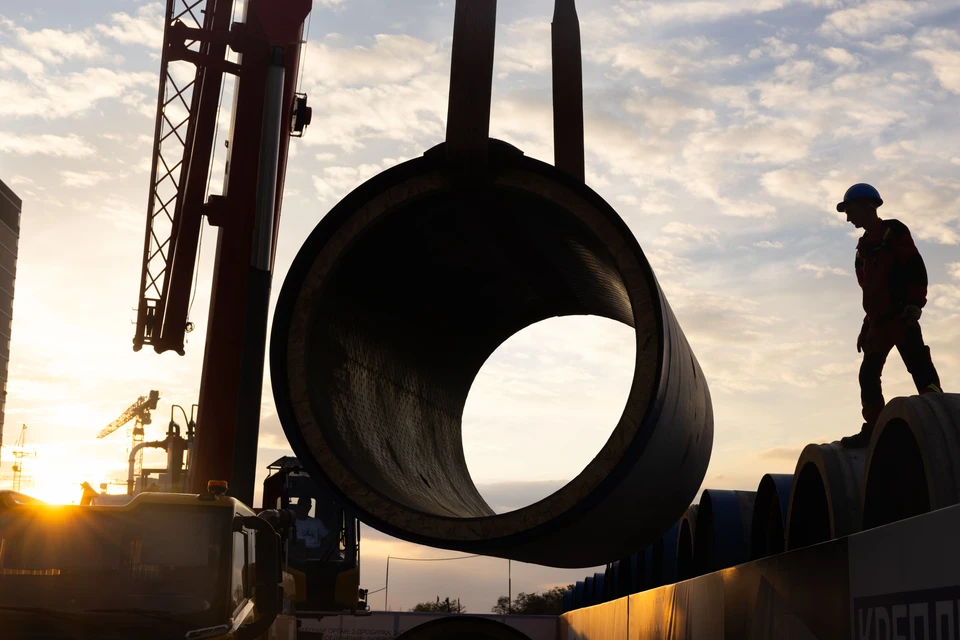 Трубу прокладывают под землей внутри бетонного футляра. Фото: компания "СоюзДонСтрой"