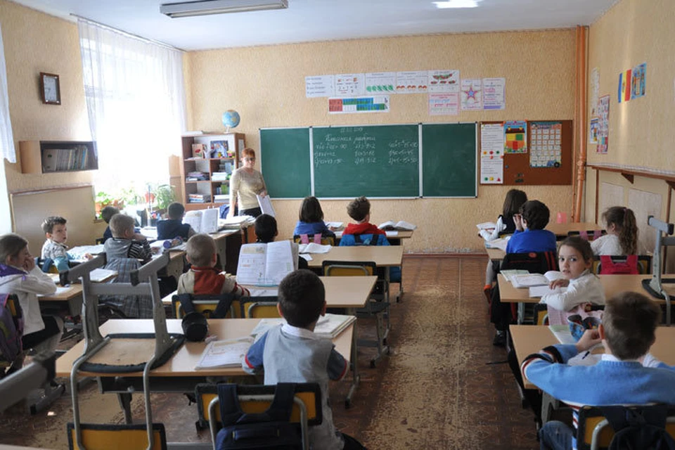 Почти у половины педагогов зарплата ниже порога бедности. Фото: соцсети