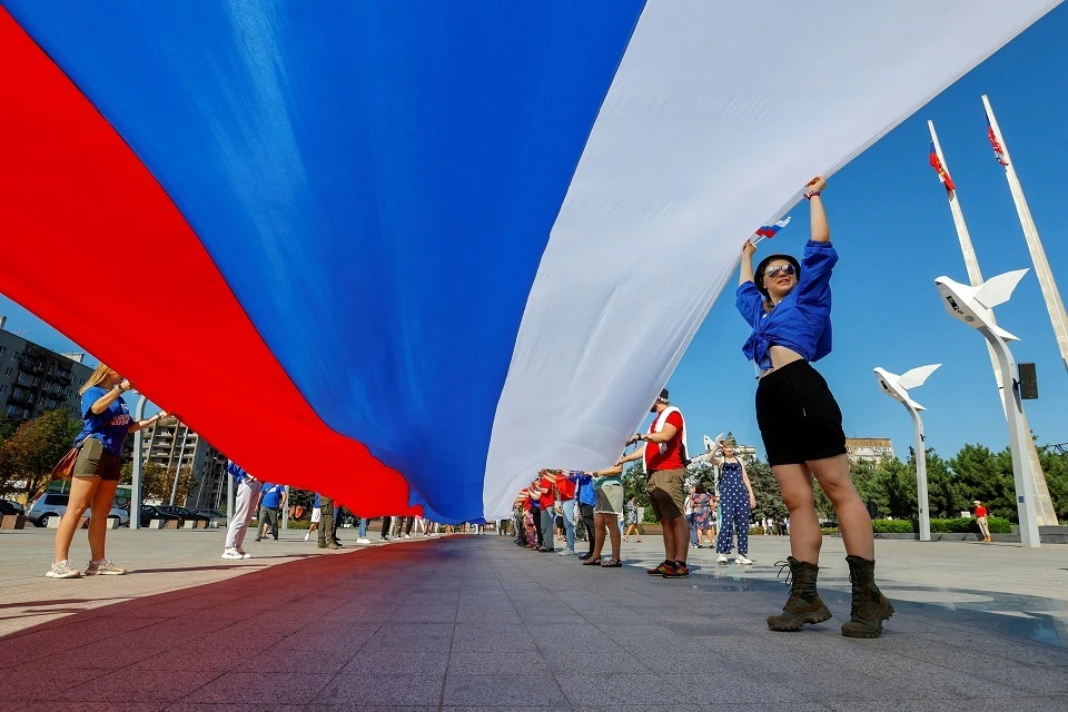 В Киргизии загородили флаг и посольство Украины LED-экраном с флагом России