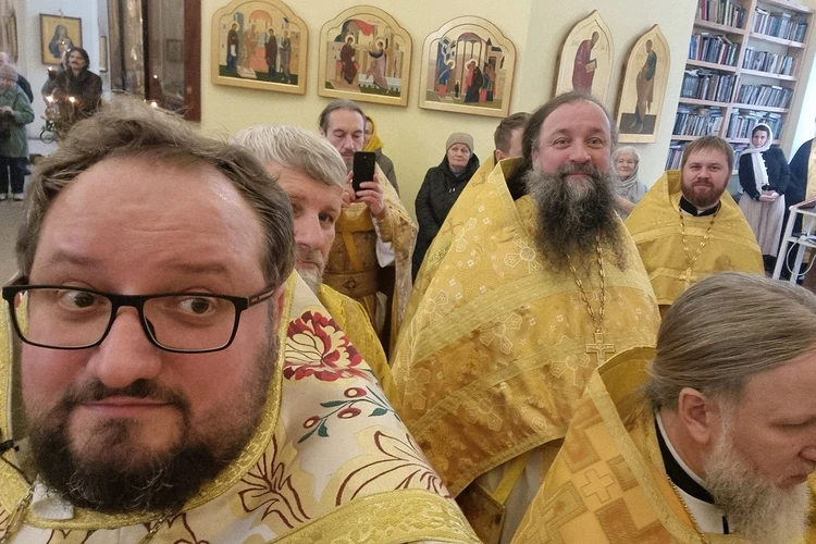 Бложьи батюшки: зачем православные священники ведут страницы в соцсетях и чем завоевывают интернет-паству