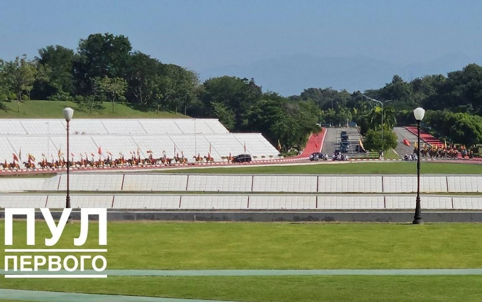 На подъезде ко дворцу автомобиль президента Беларуси сопровождал почетный конный эскорт из 54 всадников. Фото: телеграм-канал «Пул Первого».