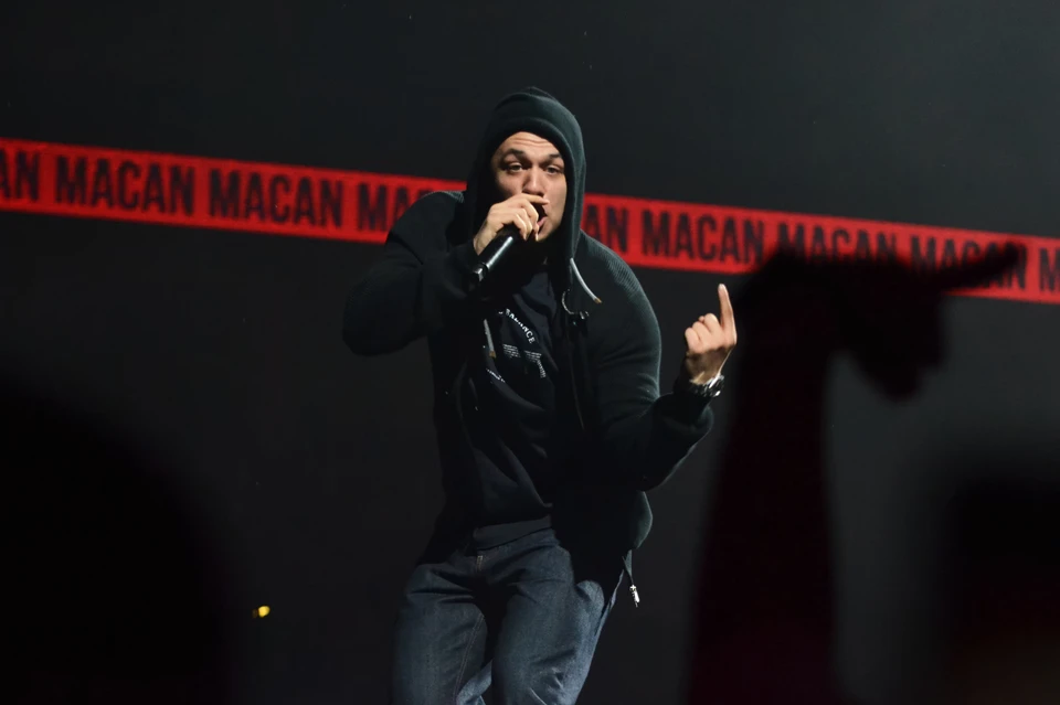 Рэпер MACAN тайно прибыл в военкомат в сопровождении двух мужчин