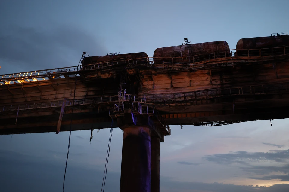 В результате взрыва погибли 5 человек и загорелись топливные цистерны.