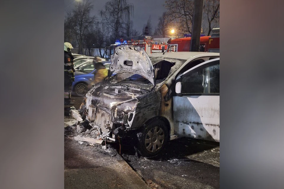 Машину потушили. Фото: t.me/Megapolisonline