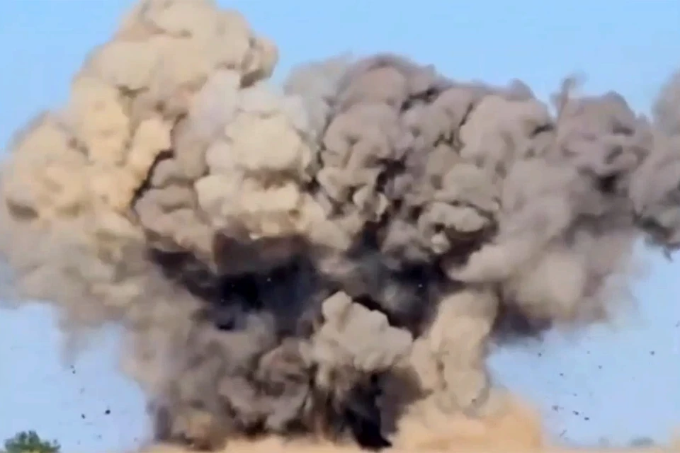 На записи можно увидеть, как тщательно ведется дистанционное разминирование особо опасных участков с использованием беспилотных летательных аппаратов коптерного типа