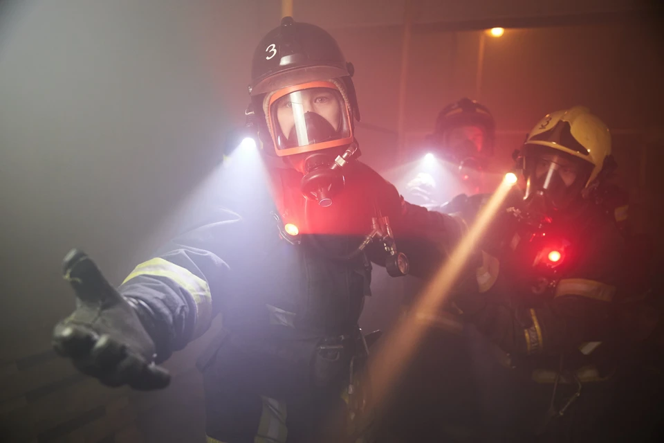 Столичные огнеборцы спасли на пожаре в жилом доме одиннадцать человек