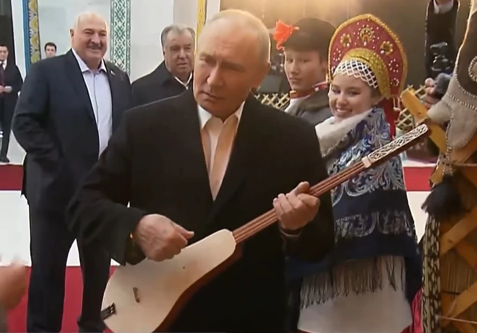 Владимиру Путину подарили музыкальный инструмент комуз в Киргизии Фото: Кадр из видео