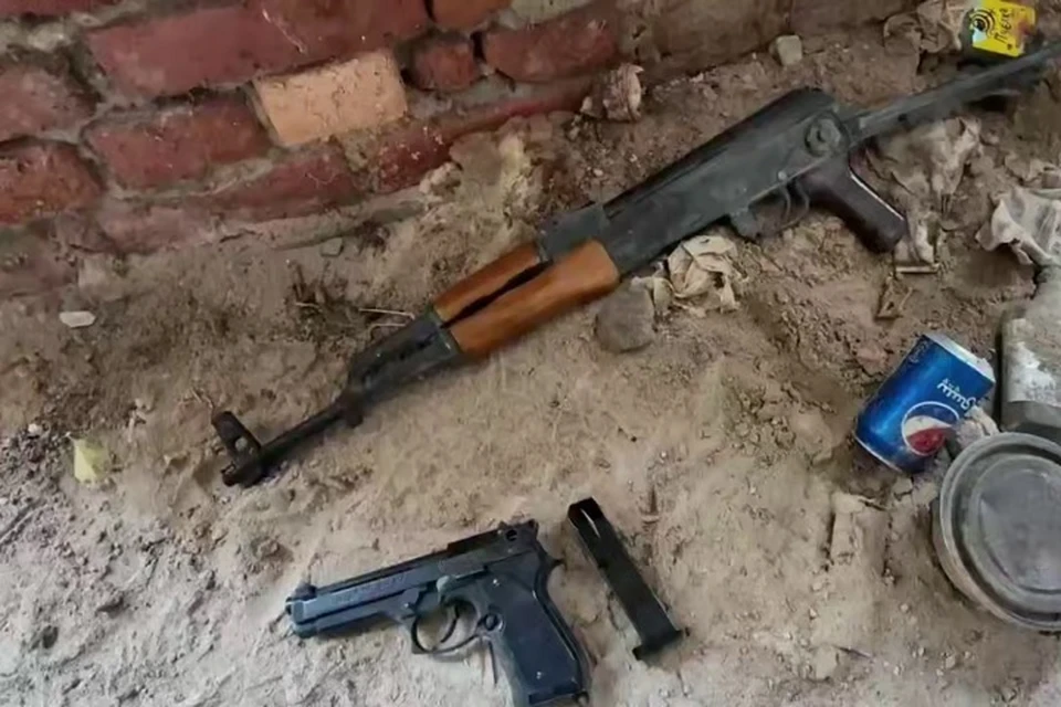 АК-47 и Beretta найдены росгвардейцами в ДНР. Фото: Росгвардия