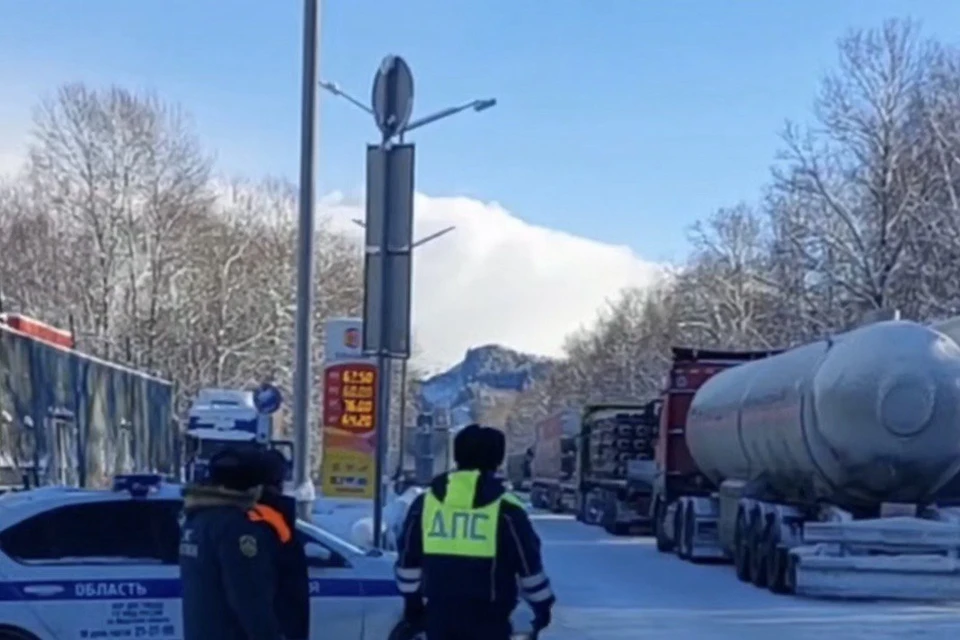 Госавтоинспекторы вручную регулируют движение в Слюдянском районе.