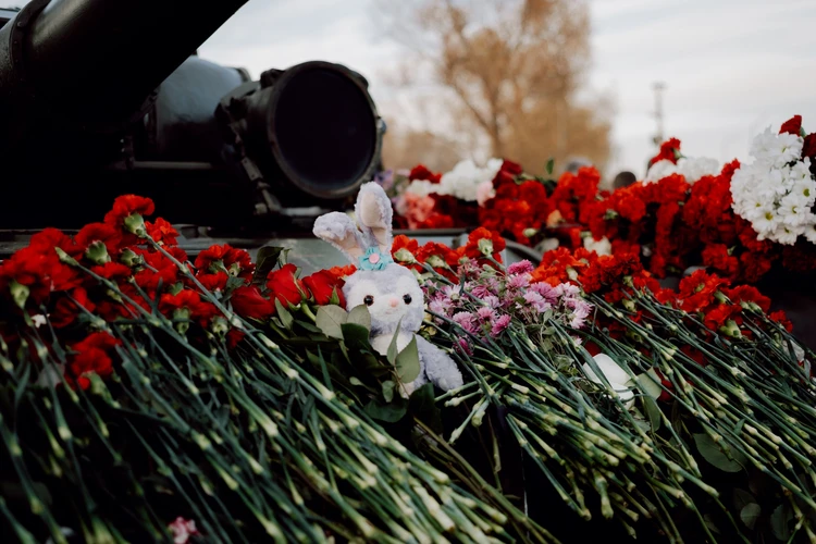 «Кто вернет нам любимую сестренку?»: еще 12 погибших при взрыве в Копейске опознали и скоро похоронят