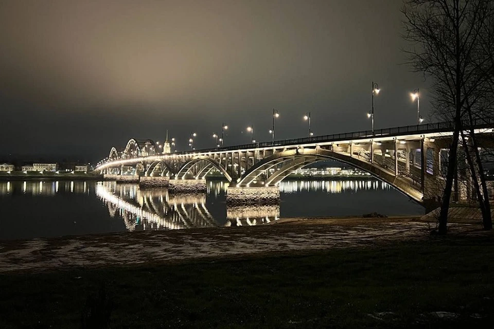 В Рыбинске завершается монтаж подсветки моста.