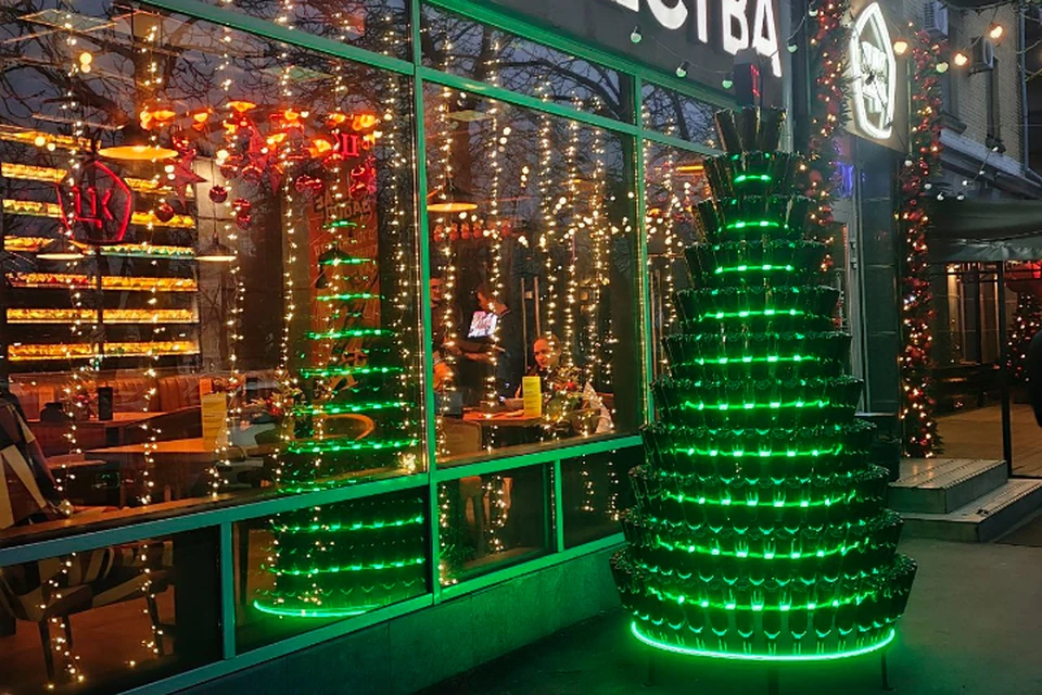 Ресторан сделал ёлку из стеклянных бутылок и огромного медведя