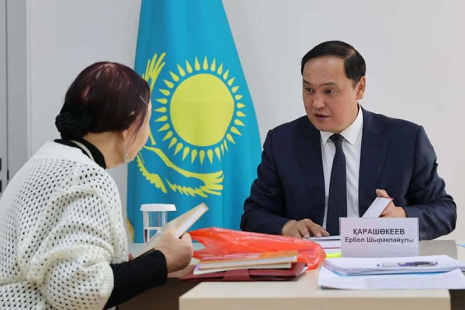 На личном приеме у акима Жамбылской области Ербола Карашукеева. Источник: kp.kz/Галина ВЫБОРНОВА, Агадил РЫСМАХАН