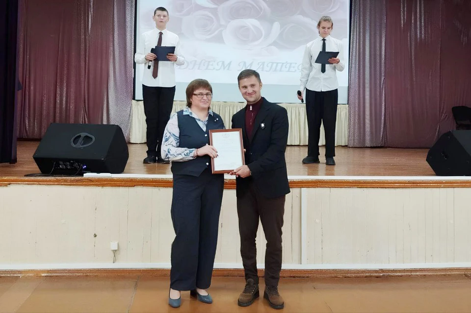 Фото: Депутат вручил награды. Фото: Екатерина ЛОМАКИНА