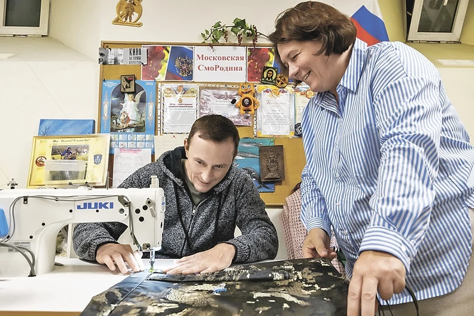 Под присмотром координатора мастерской корреспондент «КП» Григорий Кубатьян прошивает антитепловизионное одеяло