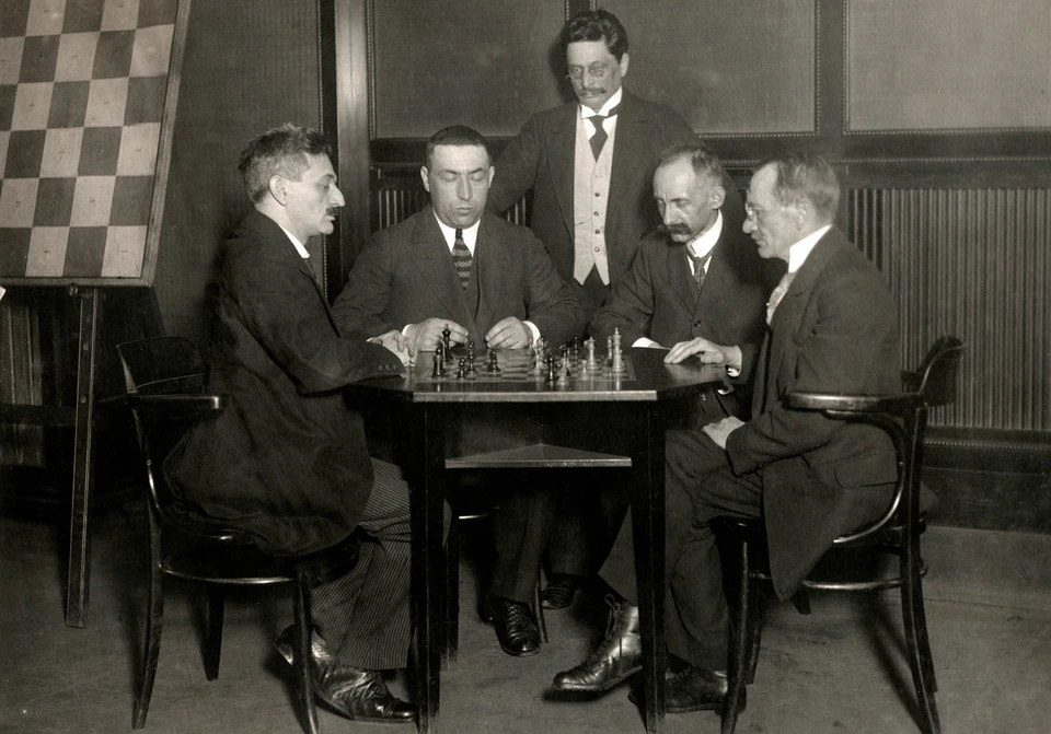 Уроженец Гродно (в центре) был известной фигурой в мире шахмат. Фото: wikipedia.org