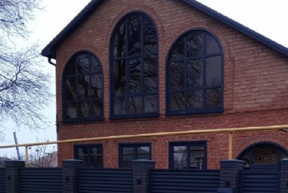 Установка новогодней иллюминации на такой дом по самым скромным подсчетам обойдется в 200 тысяч.