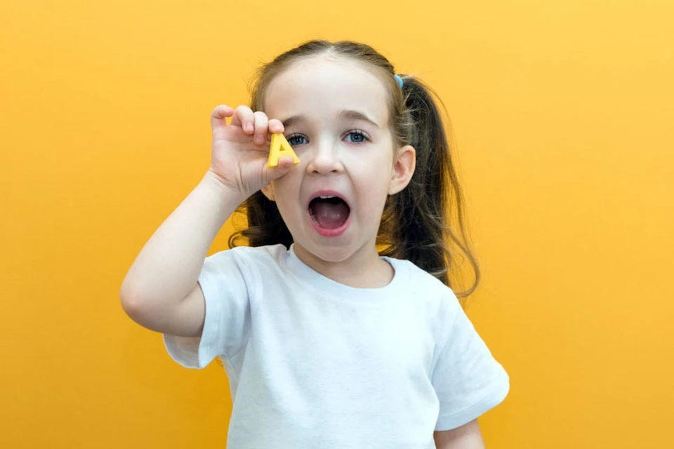 Минимальное количество разговоров со взрослыми действительно могут замедлить развитие речи. Фото: lev.studio / Shutterstock / Fotodom