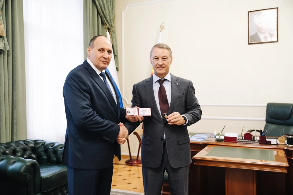 Удостоверение Михаилу Давыдову (слева) вручает Аркадий Фомин (справа). Фото: vk.com/fomin_arkadiy